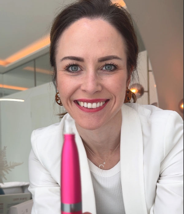 Anne von pureanne empfiehlt Feathertouch zur Hautglättung zuhause.