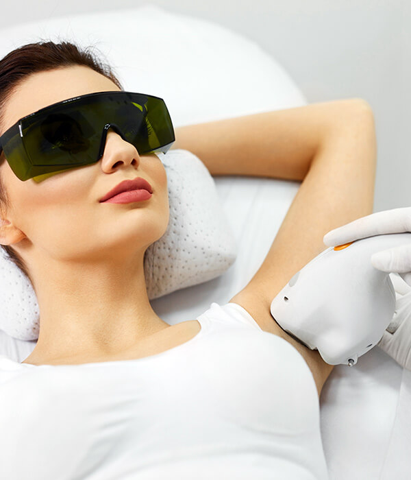 Dauerhafte Haarentfernung mit Laser bei pure anne. Copyright: Puhhha, fotolia 137218915